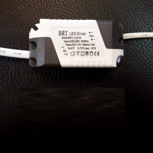 ال ای دی درایور 3-1 / 300 میلی آمپر وظیفه‌ی درایور و یا منبع تغذیه چراغ ال ای دی فقط به تبدیل ولتاژ خلاصه نمی‌شود. این قطعه‌ی الکترونیکی مانند یک ترانسفورماتور عمل کرده و جریان ورودی و خروجی را تنظیم می‌کند. همچنین لامپ را از جریان اضافی ورودی که باعث آسیب به بورد و چیپ می‌شود محافظت می‌کند. درایور ال ای دی چیست؟ وظیفه‌ی درایور و یا منبع تغذیه چراغ ال ای دی فقط به تبدیل ولتاژ خلاصه نمی‌شود. این قطعه‌ی الکترونیکی مانند یک ترانسفورماتور عمل کرده و جریان ورودی و خروجی را تنظیم می‌کند. همچنین لامپ را از جریان اضافی ورودی که باعث آسیب به بورد و چیپ می‌شود محافظت می‌کند. درایور باکیفیت طول عمر لامپ را با جلوگیری از گرم شدن زیاد لامپ افزایش می‌دهد. پیش از انتخاب درایور ال ای دی باید چه نکاتی را در نظر بگیریم: کدام نوع  چیپ ال ای دی و چند عدد در چراغ استفاده شده است. آیا نوع لامپ از نوع لامپ اس ام ادی، COB و... است؟ درایور جریان ثابت ال ای دی یا درایور ولتاژ ثابت مناسب چراغ است؟ از چه نوع نیرویی برای روشنایی ال ای دی استفاده می‌شود:  AC،  DC  یا باتری گنجایش فضای چراغ برای نصب درایور چقدر است؟ در نظر گرفتن سایز، قیمت، کیفیت و بازدهی، طول عمر و میزان نویز درایور قابلیت دیمبل بودن و یا کنترل از راه دور مطمئن شوید حداکثر و حداقل ولتاژ و آمپراژ ورودی را میدانید به طور کلی باید در نظر گرفت که درایورها دو نوع اصلی ولتاژ پایین DC و یا ولتاژ بالا AC دارند. برای لامپ‌های ال ای دی درایورهایی با ولتاژ پایین DC استفاده می‌شود. درایورهای AC برای سیستم‌های بزرگ با میزان لومن بالا کارکرد بهتری دارند.  نکته‌ی مهم بعدی این است که مقدار جریان درایور خود را بدانید. درایورهایی با جریان بالا نور بیشتری تولید می‌کنند و جریان بالای آن‌ها توان بالایی مصرف می‌کند و مصرف برق لامپ را افزایش می‌دهند. مقدار جریان بیشتر و نور بیشتر در حرارت به وجود آمده تاثیر می‌گذارد که در صورت حرارت بالا ممکن است ال ای دی بسوزد. به همین دلیل است که وظیفه‌ی دیگر درایور مدیریت گرمای لامپ‌ است. مشخصات: 1-3 v 300mA برای خرید درایور 300 میلی آمپر به فروشگاه آنلاین دریای لامپ مراجعه فرمایید.