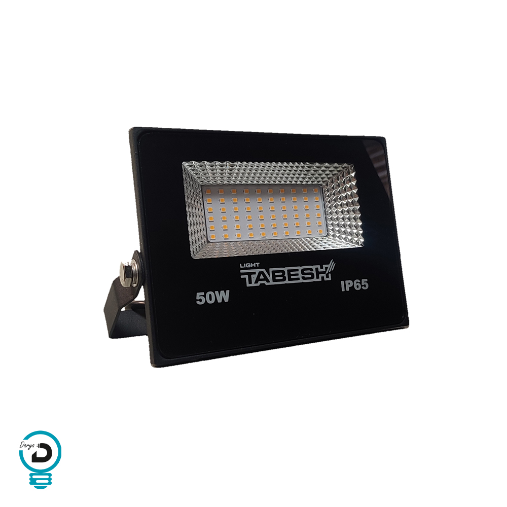 پرژکتور 50 وات SMD تابش پرژکتور 50 وات LED - SMD تابش که مشاهده می کنید با مدلF05 عرضه می شود.که دارای توان مصرفی 50 وات است، و بسیار کم مصرف محسوب می شود . تابش بالاترین تنوع را در زمینه پروژکتور در ایران دارد. این پروژکتور دارای قدرت نوردهی بسیار بالا و مصرف فوق العاده کم است. این پروژکتور پس از گذشت زمان و استفاده دچار اُفت نوری نمی شود. پروژکتور ال ای دی تابش از عمر بسیار طولانی بهره می برد و قابلیت نصب بسیار آسانی دارد . میزان نوردهی این محصول 4500 لومن اندازه گیری شده است . می توان پروژکتورهای تابش را جایگزین مناسبی برای لامپ های خیاری و مدادی پرمصرف قدیمی قرار داد. طول عمر این پروژکتور 25000 ساعت بوده و زاویه نوردهی آن 120 درجه است. امروزه بیشترین توجه مصرف کنندگان خانگی و صنعتی به نوردهی و عمر بالای محصول و مصرف پایین آن است. این پروژکتور دارای مقاومت بالایی در برابر گرما، سرما، گرد و غبار، برف و باران و ضربه است. مصرف انرژی پروژکتور های ال ای دی تابش در ردیف A⁺ قرار دارد. از مهم ترین مشخصات محصولات تابش می توان به طول عمر بالا و صرفه جویی در مصرف برق و پائین بودن هزینه برق با به روزترین فناوری اشاره کرد. تابش در حال حاضر توانسته توانایی خود را در عرضه و فروش پروژکتورهای متنوع و با کیفیت در سطح ایران و بازار اثبات کند. یکی از مباحث مهم در روشنایی و نورپردازی مسئله درجه حفاظت IP و مقاومت منبع نور اعم از پروژکتور و چراغ در برابر نفوذ گرد وغبار, سیالات, حشرات, بخار, گاز و غیره  است. پرژکتور اس ام دی 50 وات تابش دارای درجه حفاظت IP66 می باشد.